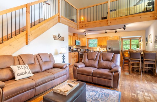 Wears Valley Cabin | Fall Sale - Mountain view, theater, game room & hot tub near park!