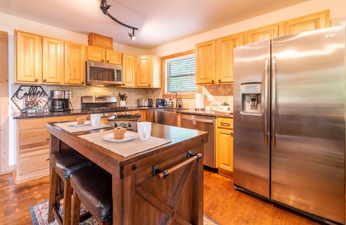 Wears Valley Cabin | Fall Sale - Mountain view, theater, game room & hot tub near park!