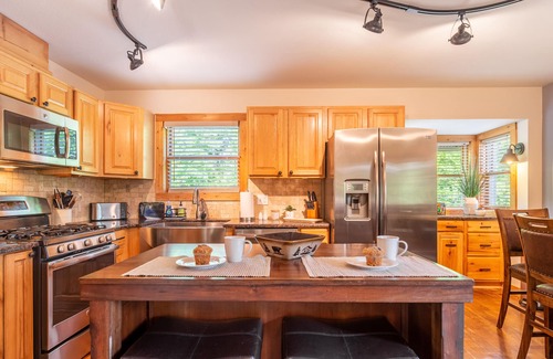 Wears Valley Cabin | Fall Sale - Mountain view, theater, game room & hot tub near park!