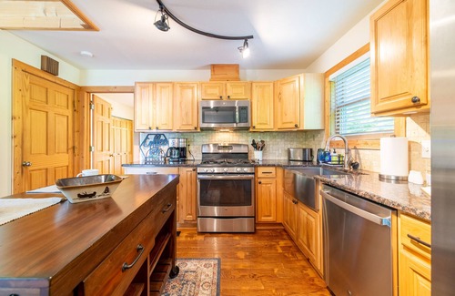 Wears Valley Cabin | Fall Sale - Mountain view, theater, game room & hot tub near park!