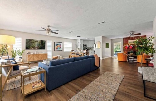 Crystal River House | Fall Special, Family Fun Oasis-Near Springs-Huge Yard-Game Room-Spa-EV