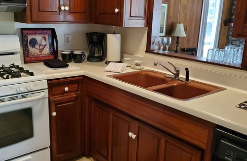 North Wawona Cabin | FALL SPECIAL Gorgeous Designer Cabin Inside Yosemite WITH LUXURIOUS Jacuzzi