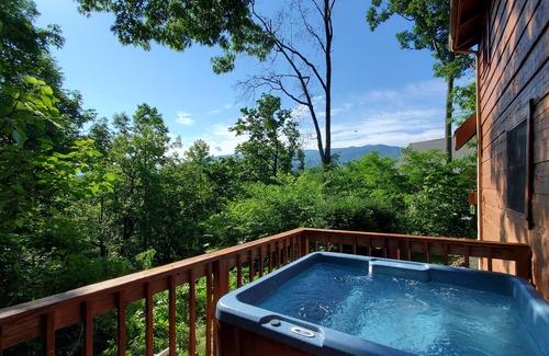 Gatlinburg - Pigeon Forge Cabin | Fall Special! Mtn Views, Wood Fireplaces, Hot Tub, Pools, Pool Table, Pickleball