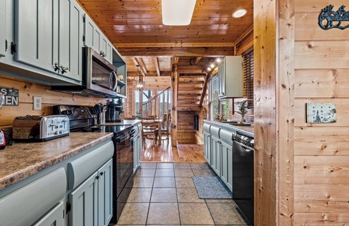 Gatlinburg - Pigeon Forge Cabin | Fall Specials - Amazing Mountain Views - Family and Pet Friendly!