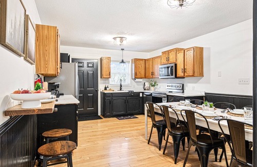 Charter Hills House | Fall Specials! Hot tub-Arcade-Dogs! 5min 2 resort!