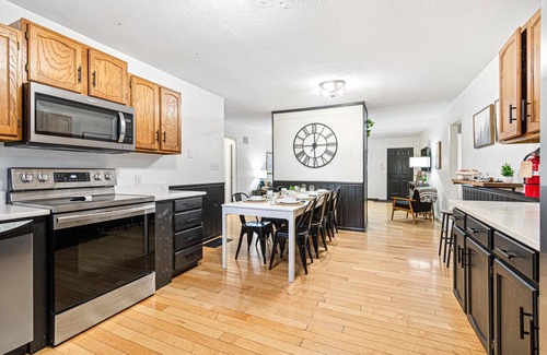 Charter Hills House | Fall Specials! Hot tub-Arcade-Dogs! 5min 2 resort!