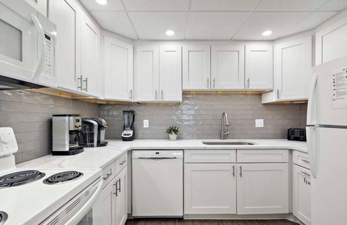 Midtown Ocean City Condo | Fall Wine Fest Escape -2BR Condo + Ocean Views + NEW LAUNCH SPECIAL 20% Off