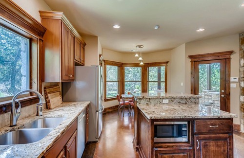 Austin House | Fall/Winter Escape 30% Off 3rd Night w/2-Nt. Stay, Oct–Feb ’26 Excludes Holidays