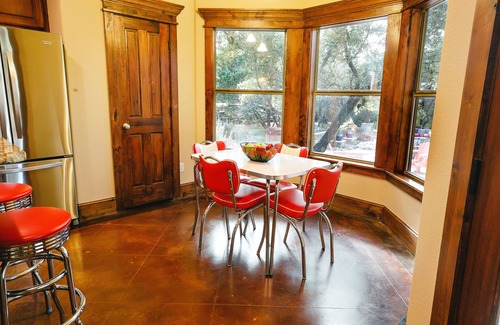 Austin House | Fall/Winter Escape 30% Off 3rd Night w/2-Nt. Stay, Oct–Feb ’26 Excludes Holidays