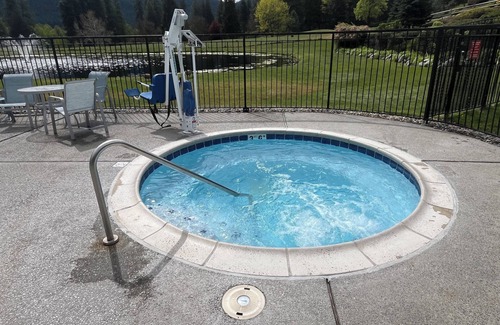 Downtown Leavenworth Condo | Fall & Winter gorgeous in Leavenworth! Hot Tub. Huge, view condo. Walk to town.