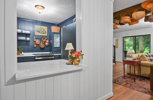 Ellijay Cottage | Falling Leaves & Creekside Dreams! Fireplace, Sunroom, 10 min to Ellijay!