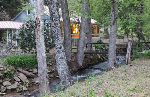 Ellijay Cottage | Falling Leaves & Creekside Dreams! Fireplace, Sunroom, 10 min to Ellijay!