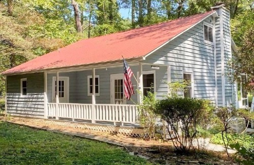 Ellijay Cottage | Falling Leaves & Creekside Dreams! Fireplace, Sunroom, 10 min to Ellijay!