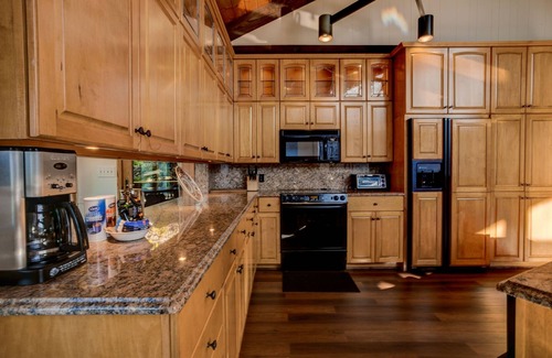 Burnsville House | Falling Water Lodge | Gorgeous 5BR Mountaintop Lodge