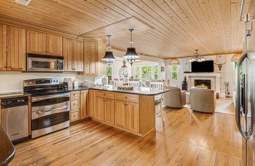 Otto House | "Falling Water" Perfect for families!