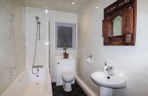 Saint Asaph Cottage | FALLOWS, pet friendly, with hot tub in St Asaph