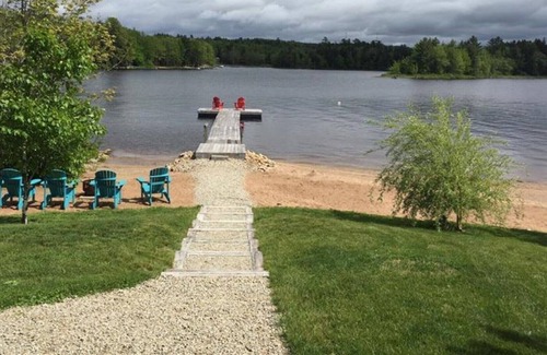Smiths Corner Cottage | Falls Lake Beautiful Lakefront Year Round Cottage