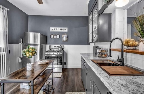 Downtown Niagara Falls House | Fallsview Mansion - Dtwn Home