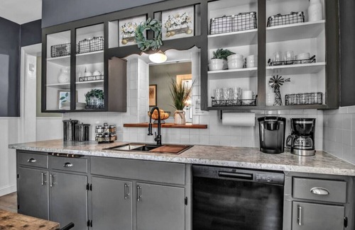Downtown Niagara Falls House | Fallsview Mansion - Dtwn Home