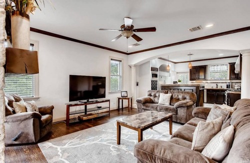 Knox - Henderson House | Fam Friendly 4 BDRM Home - Walk to Shops & Bars I Mins To DT & Convention Center