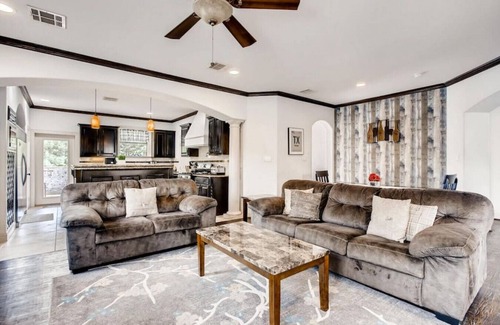 Knox - Henderson House | Fam Friendly 4 BDRM Home - Walk to Shops & Bars I Mins To DT & Convention Center