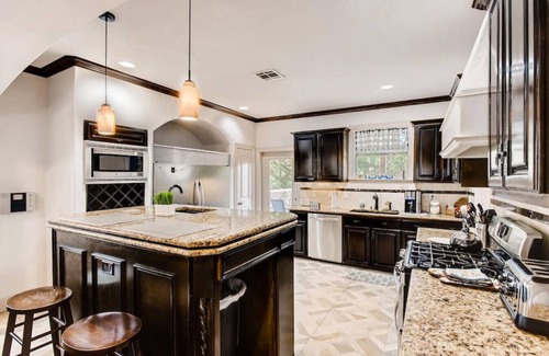 Knox - Henderson House | Fam Friendly 4 BDRM Home - Walk to Shops & Bars I Mins To DT & Convention Center