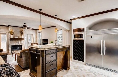 Knox - Henderson House | Fam Friendly 4 BDRM Home - Walk to Shops & Bars I Mins To DT & Convention Center