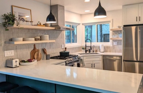 Crestline Cabin | Fam+Pet Friendly Modern Meets Cozy Fall Chalet Firepit 1 mile from Lake Gregory