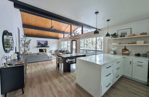Crestline Cabin | Fam+Pet Friendly Modern Meets Cozy Fall Chalet Firepit 1 mile from Lake Gregory