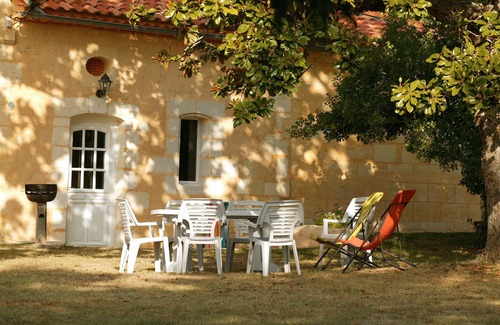 Saint-Caprais-de-Bordeaux House | Family house on a Bordeaux winery, overlooking a garden with century old trees