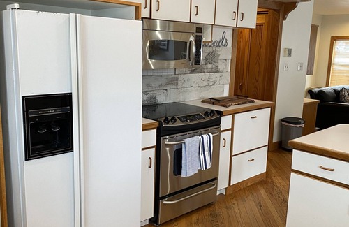 Stevensville House | Families! King Beds! Views! Pets! Karaoke! Brides! Tosi's! Etre Farms!