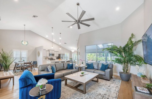 Naples House | Families-private heated pool & hot tub-pickle ball,