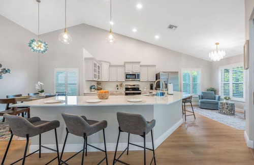 Naples House | Families-private heated pool & hot tub-pickle ball,