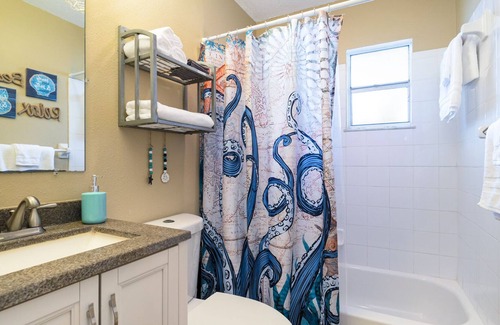 Gillespie Park Apartment | Families Walk Downtown, Ultra Wi-Fi, and comfy beds in Captain Quarters!