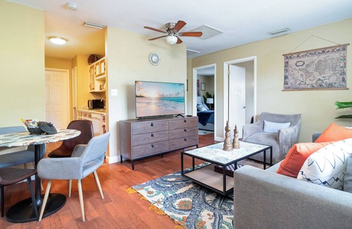 Gillespie Park Apartment | Families Walk Downtown, Ultra Wi-Fi, and comfy beds in Captain Quarters!