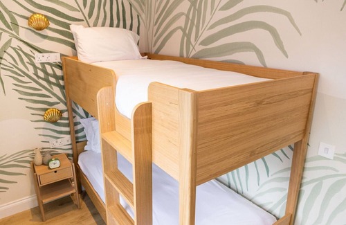 South Cliff Apartment | Family 4 Sleeper Cabana
