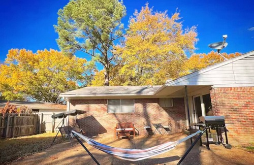 East Memphis House | Family 4BR Home Memphis BBQ, Yard, Games