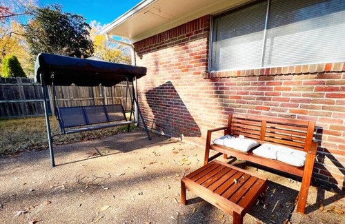 East Memphis House | Family 4BR Home Memphis BBQ, Yard, Games