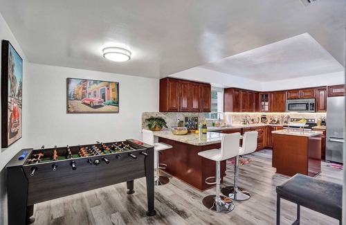 Riverland Village House | Family 5BD Villa~Heated Pool~Fire Pit