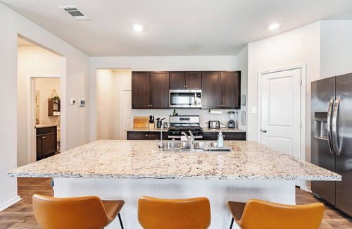 San Antonio House | Family 5BR Western Retreat – Lackland BMT, SeaWorld & Riverwalk