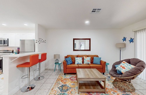 Bayou Oaks House | Family and dog friendly, centrally located, close to parks, shopping and beaches