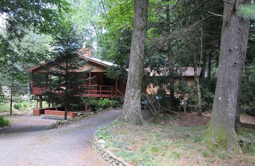 Burnsville House | Family And Pet Friendly Riverside Mountain Retreat