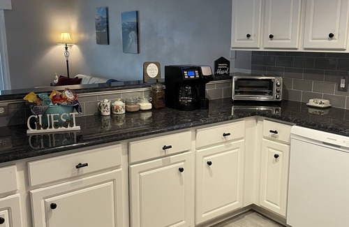 Pensacola Cottage | Family and pet friendly home close to the beaches! Early December special!