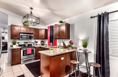 Foothills House | Family and Senior-Friendly VERY Private Home. FREE Heated Pool & Hot Tub!