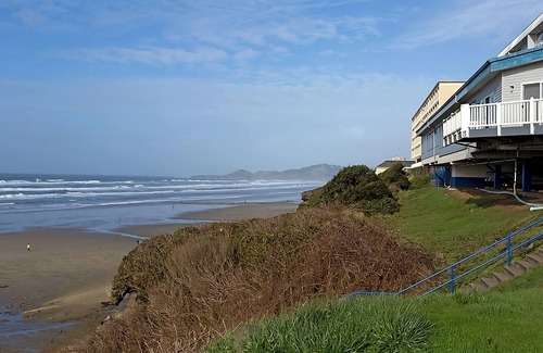 Newport Hotel | Family Beach Escape! Modern Unit, Pets Allowed!
