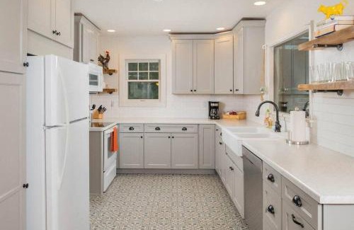 Appleton House | Family Brick House Charm - 4 br 3 bath