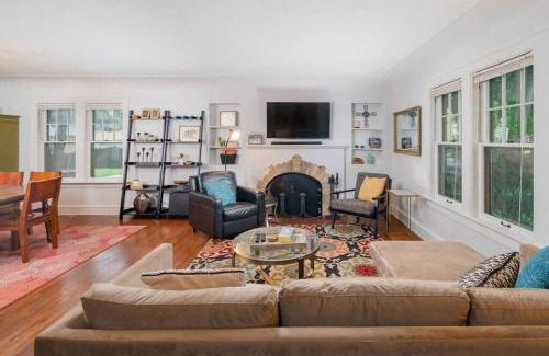 Appleton House | Family Brick House Charm - 4 br 3 bath