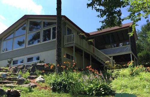 Mauricie Ski Chalet | Family chalet directly on the edge of the lake.