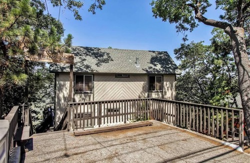 Lake Arrowhead Cottage | Family Cabin w/Game Room Near Hiking + Skiing!