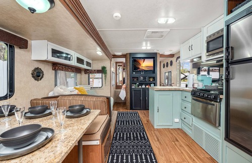 Bearss Plaza House | Family Campsite Wi-Fi, Hot Tub & Outdoor Games